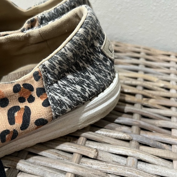 Hey Dude Wendy Funk Cheetah size 8, GUC, slip-on, casual, popular - Picture 3 of 7